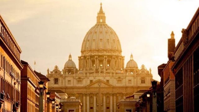 «The Pillar» alerta de riesgo de seguridad en el Vaticano por el uso de Apps de contactos sexuales