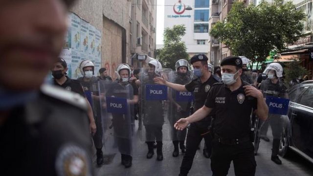 La policía dispersa la marcha anual del orgullo gay en Estambul