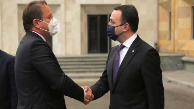 Comisario europeo critica violencia en Tiflis durante marcha LGBT