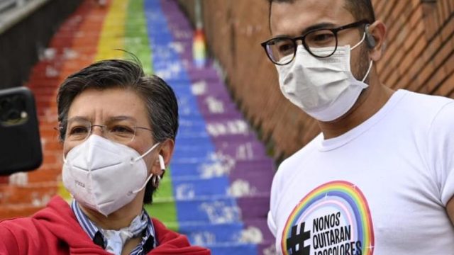 Alcaldesa Claudia López visita escaleras con colores LGBT vandalizadas en Bogotá