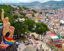 Envuelven a El Pípila con bandera del orgullo LGBT en Guanajuato