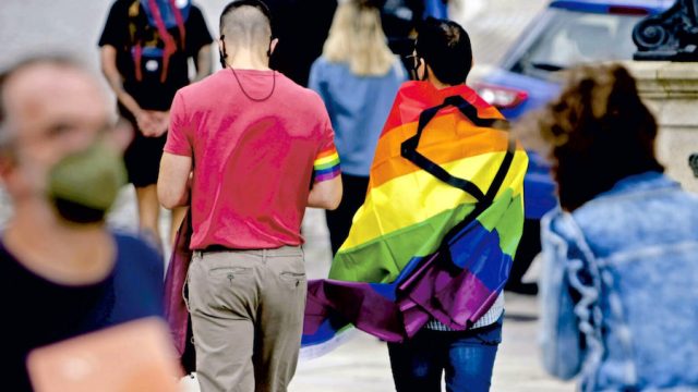 Ser gay no se cura, se acompaña. Por primera vez la Santa Sede desautoriza terapias de conversión.