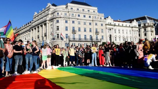 Prensa oficialista húngara denuncia “propaganda LGTB+” en redes sociales