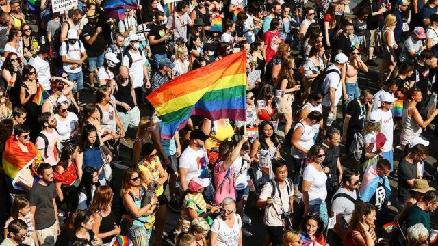 Miles de húngaros se manifiestan en el Orgullo Gay de Budapest en contra de las leyes de Orban