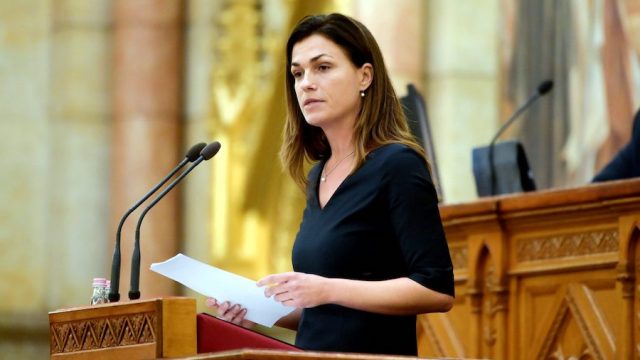 Hungría acusa a Bruselas de atrasar plan de recuperación por polémica ley
