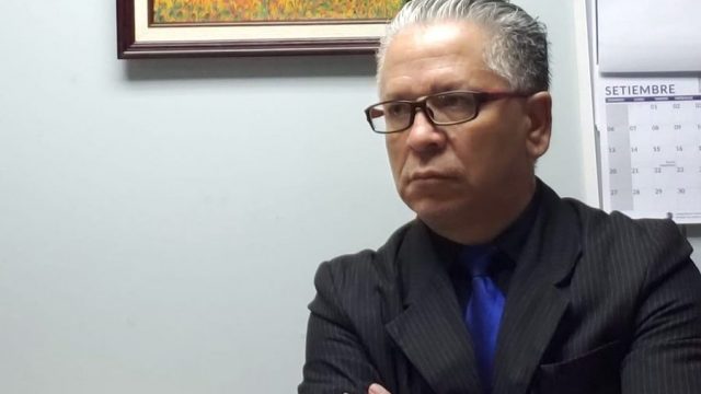 Revocan nombramiento a juez que intentó anular matrimonio de activista gay y anuló casamiento entre dos mujeres