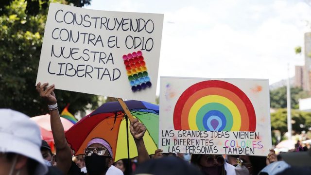 Miles de colombianos protestan por la violencia contra las personas LGBTI