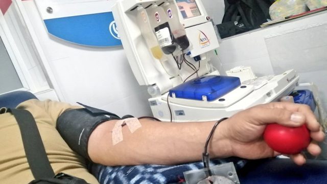 Con una tutela, pareja busca que la Corte Constitucional se pronuncie para que homosexuales puedan donar sangre libremente en Colombia