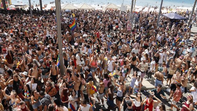 Desfile del orgullo gay colma las calles de Tel Aviv