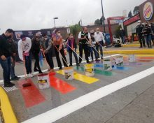Por tercer año consecutivo, pintan paso peatonal con colores de la bandera LGBT