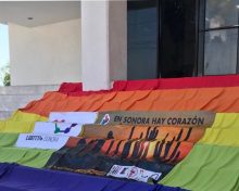 Integrantes de comunidad LGBT clausuran de manera simbólica Congreso Local, exigen se apruebe matrimonio igualitario en Sonora