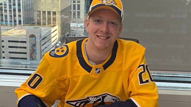 El mundo del hockey colma de apoyo a Luke Prokop después de declararse gay