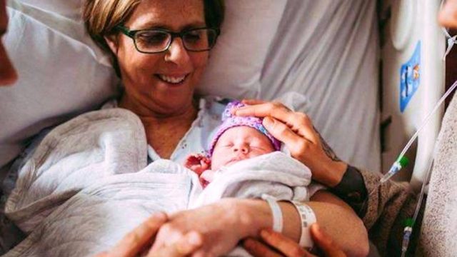Una mujer de 61 años da a luz a su nieta mediante gestación subrogada
