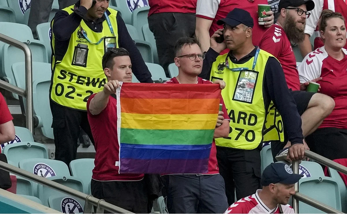 Guardias quitan bandera LGBT a aficionado durante el República Checa vs Dinamarca