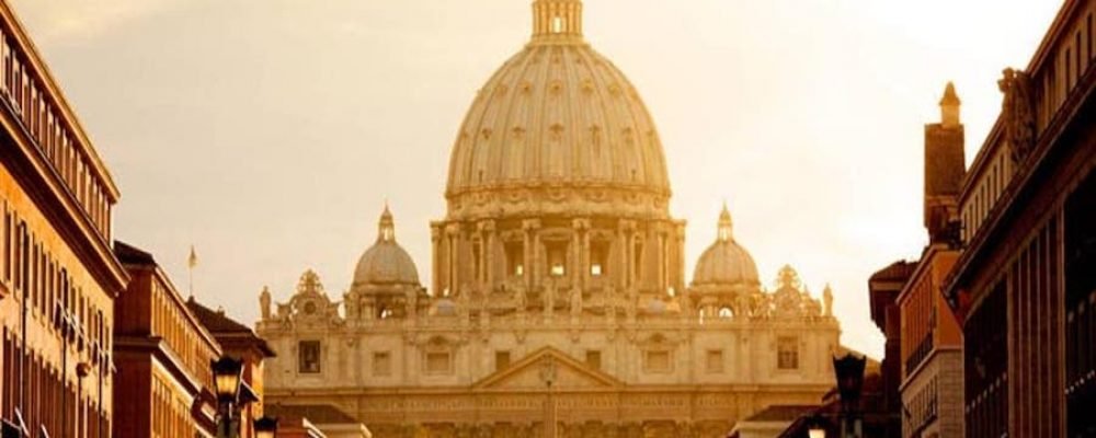 «The Pillar» alerta de riesgo de seguridad en el Vaticano por el uso de Apps de contactos sexuales
