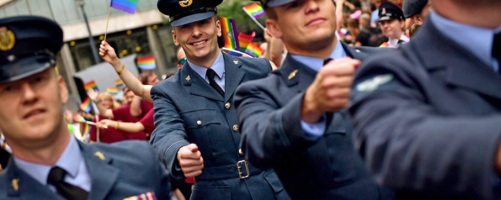 Reino Unido restaurará honores a veteranos militares LGBT despojados de sus medallas