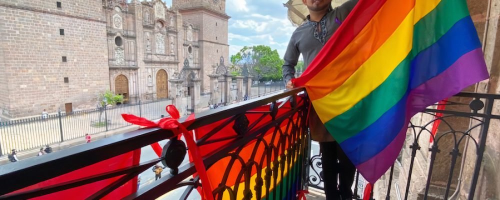 En Morelia, colocan banderas arcoíris en Palacio de Gobierno para pronunciarse vs LGBTQfobia