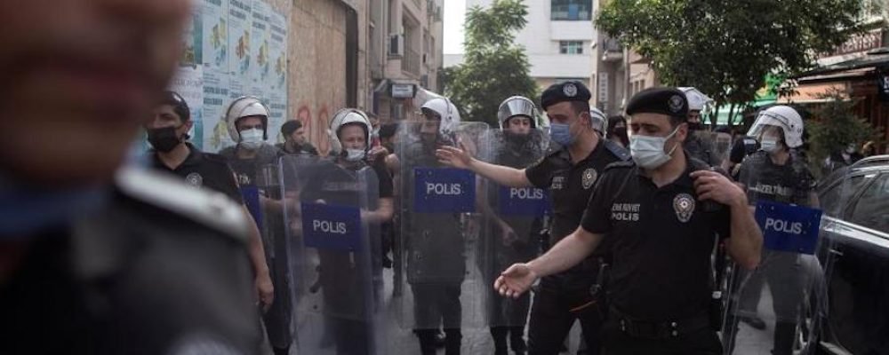 La policía dispersa la marcha anual del orgullo gay en Estambul
