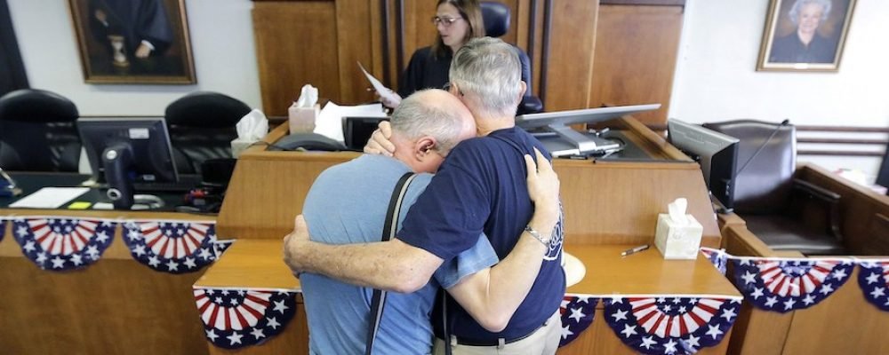 En un ‘desagradable disparo de despedida’, HHS finaliza la regla que elimina las protecciones contra la discriminación LGBTQ