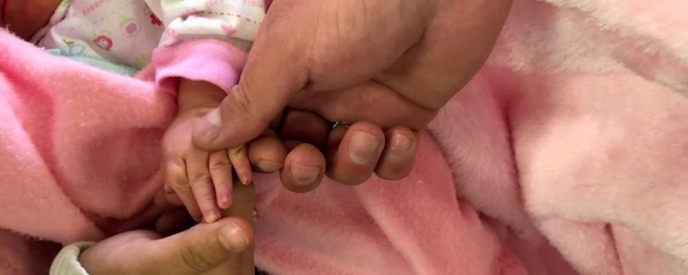 Pareja masculina obtiene registro y acta de nacimiento de su hija  en Ciudad Juárez