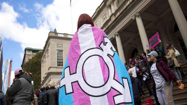 Trump amenaza con revocar cláusula que permite atención en salud a LGBT