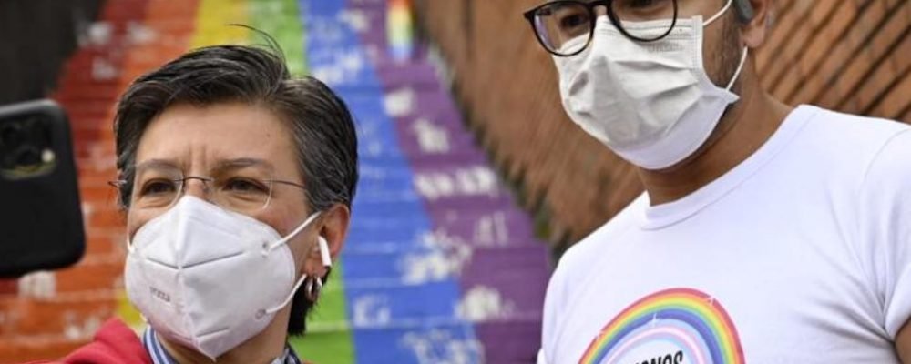 Alcaldesa Claudia López visita escaleras con colores LGBT vandalizadas en Bogotá