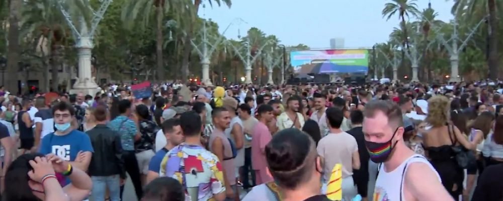 Miles de personas celebran el Orgullo LGBT en Barcelona bajo medidas sanitarias contra el coronavirus