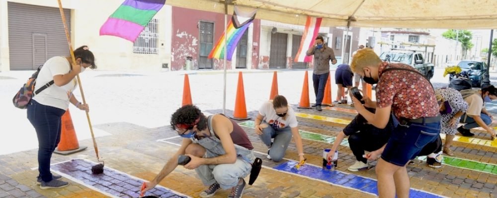 Activistas pintan paso peatonal para visibilizar a la comunidad LGBT en Mérida