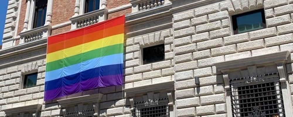 La embajada de Estados Unidos en el Vaticano colgó una bandera por el mes del orgullo LGBT