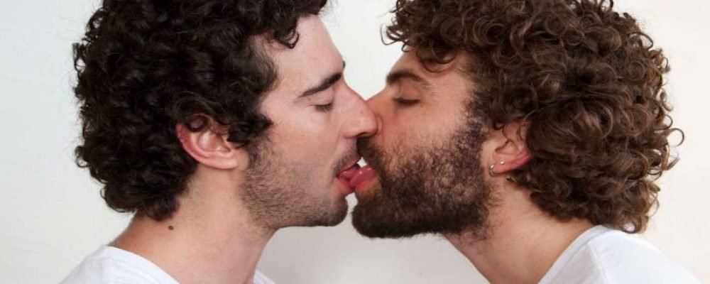 Basta de disculpas… Beso censurado