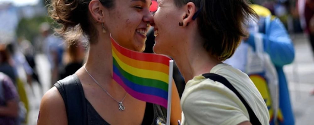 Anuncio de trabajo promovido por un bar gay en España genera polémica