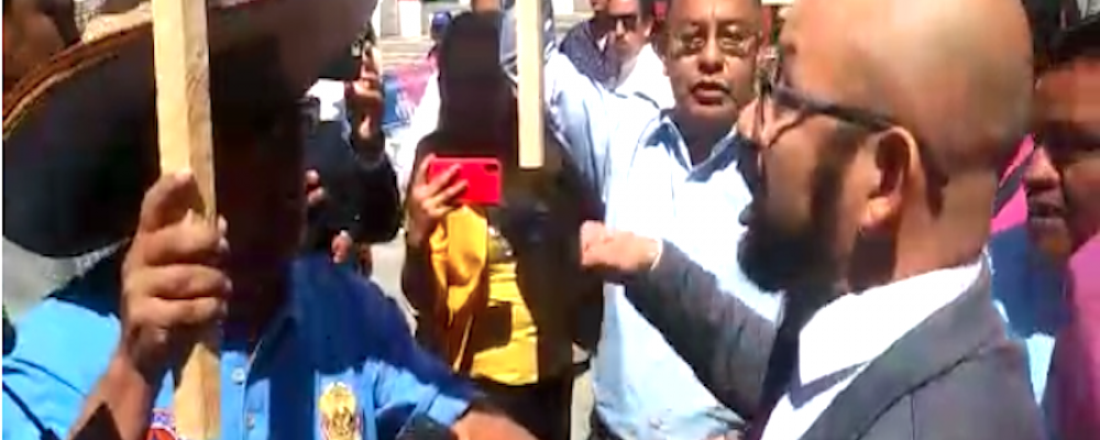 A gritos se enfrentan comunidad LGTB y evangélicos en Oaxaca