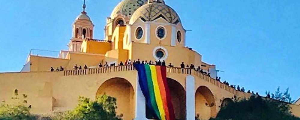 Para manifestarse en contra el machismo colocan bandera LGBTI+ monumental en la Iglesia de Los Remedios en Cholula, Puebla