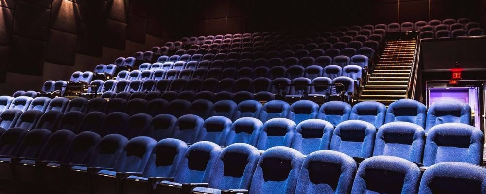 Multan a una distribuidora de cine rusa por un beso lésbico