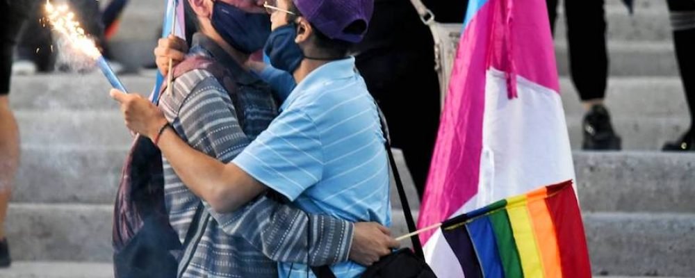 ‘Beso masivo’ reúne a la comunidad LGBT en la Plaza Mayor de Torreón