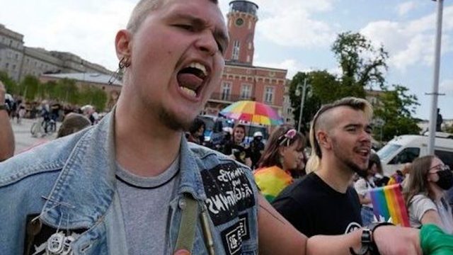 Personas ‘ansiosas por volver a casa ‘ a Polonia en medio del régimen anti-LGBT