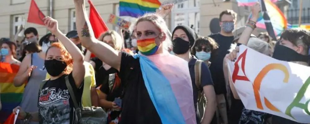 Nacionalistas polacos y activistas LGBT se enfrentan en Varsovia