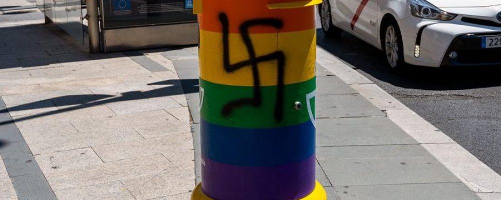 Decenas de neonazis se manifiestan en Madrid al grito de «fuera maricas de nuestros barrios»