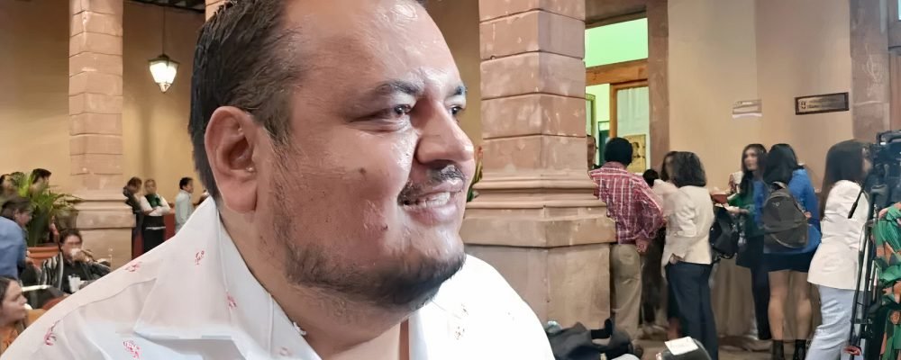 Sí me asumo mujer, ratifica presidenta de Lagunillas, Michoacán, Octavio Chávez