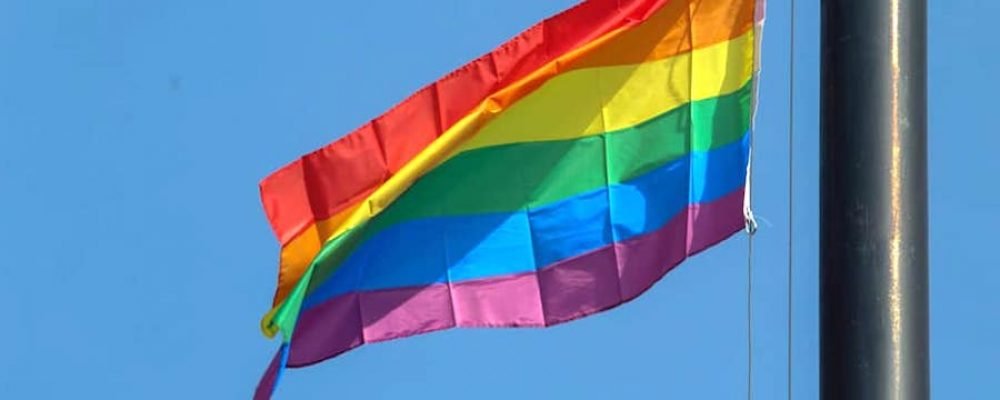 Por primera vez, se iza la bandera gay en la Plaza Morelos de Morelia