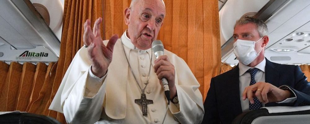 El Papa, sobre el intento de la UE de proteger los matrimonios homosexuales: no se deben “imponer cosas que en la naturaleza de la Iglesia no encajan”
