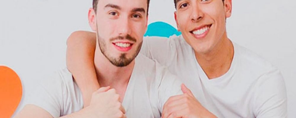 Corren a pareja gay de centro comercial en Monterrey por estar tomados de la mano