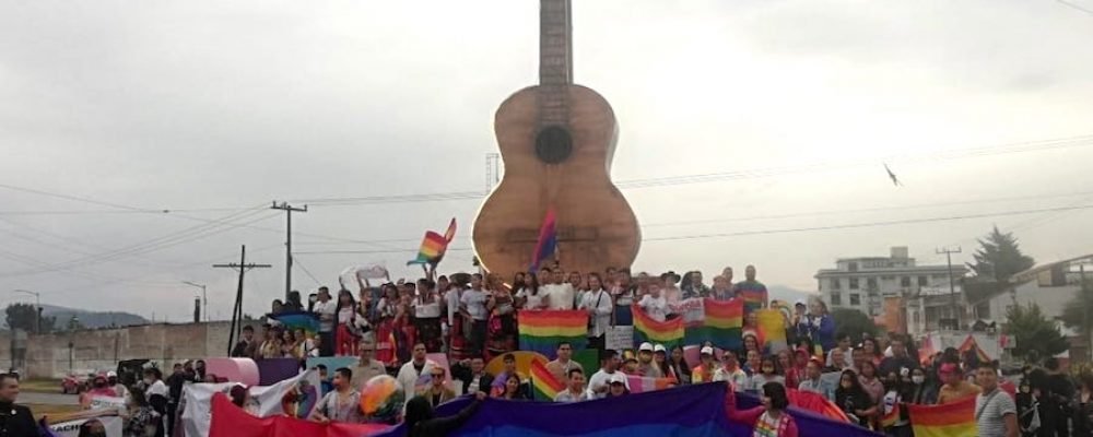 Los derechos y el amor se aplican, indígenas viven histórica marcha del orgullo gay en Paracho, Michoacán