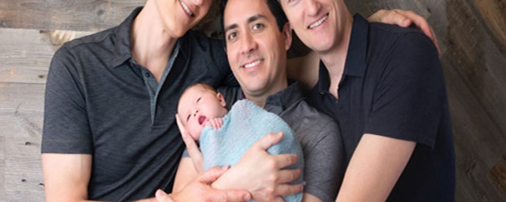 Trío gay hace historia; registran a tres padres en un acta de nacimiento