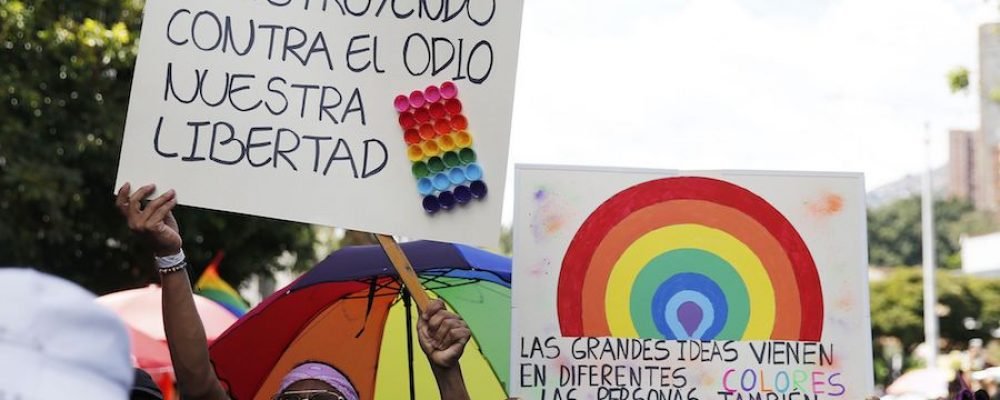 Miles de colombianos protestan por la violencia contra las personas LGBTI