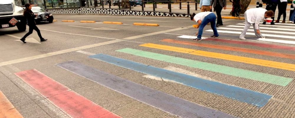 Organización pro vida pinta de blanco cruce peatonal dedicado a comunidad LGBT en Puebla