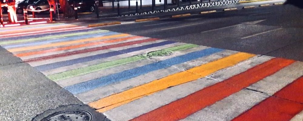 Repintan cebras peatonales arcoíris en bulevar 5 de mayo, en Puebla