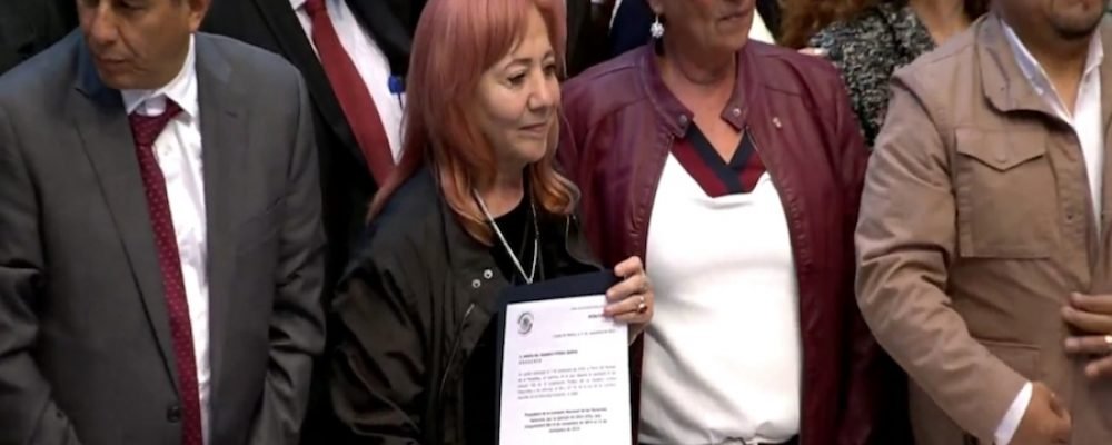 Entre gritos y jaloneos, Rosario Piedra Ibarra rinde protesta como presidenta de la CNDH