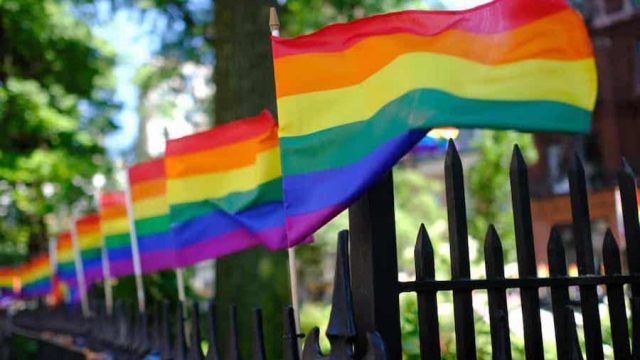 Texas AG desafía las exenciones del código de vestimenta y el baño para los empleados LGBT