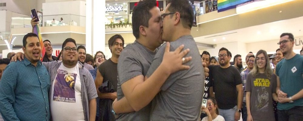 #LoveisLove: Protestan contra la homofobia en Monterrey con un ‘besotón’